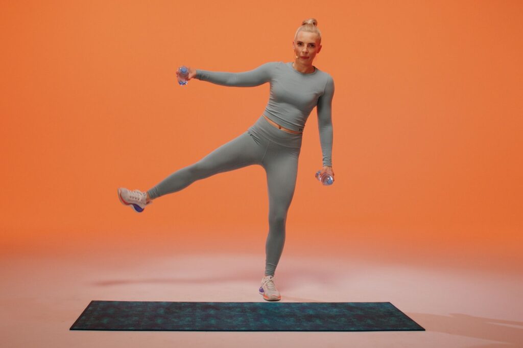 Trening siłowy w domu dla kobiet. Ćwiczenia wzmacniające całe ciało