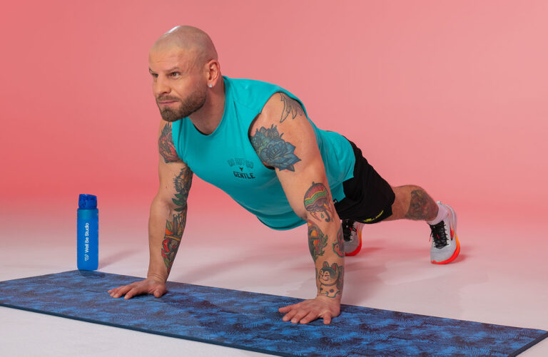 Trening interwałowy HIIT w 20 minut. Ćwiczenia bez sprzętu na całe ciało