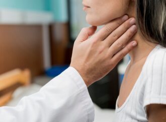 Objawy i przyczyny chorób tarczycy. Jakie sygnały powinny zaniepokoić?