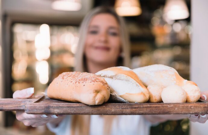 Proste przepisy na bułki wysokobiałkowe z twarogu, serka wiejskiego i skyra