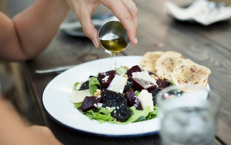 Jak zadbać o zdrowe tętnice przy pomocy diety? Co jeść, a czego unikać?