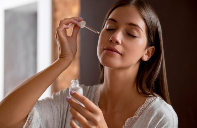 Jak stosować kwas hialuronowy w domu? Sprawdź, czy to bezpieczne