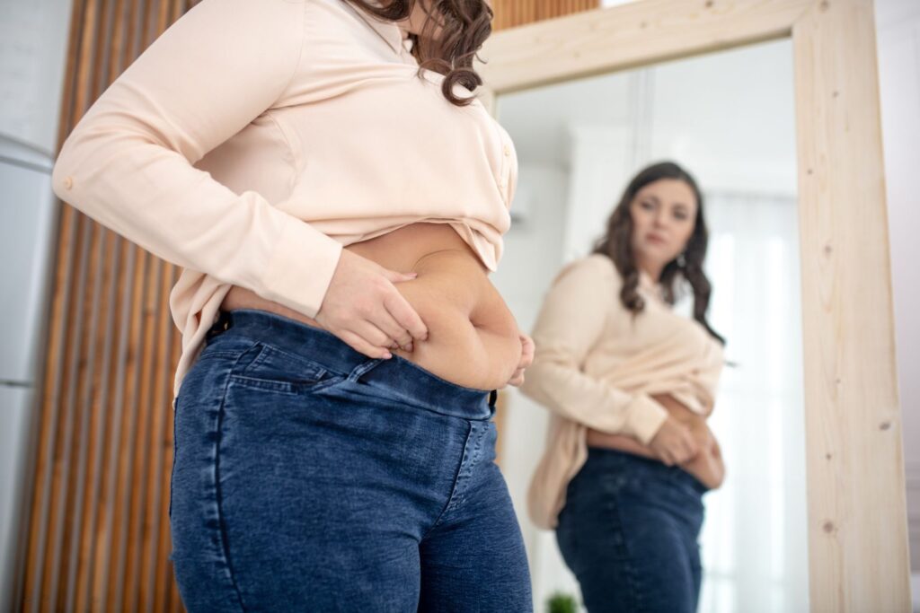 Tkanka tłuszczowa trzewna a wystający brzuch. Co robić? Rady dietetyka