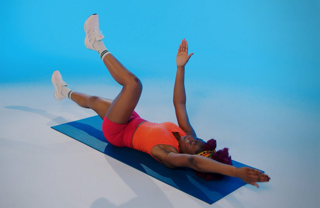 Trening bez skakania i tupania  – FBW w domu bez sprzętu