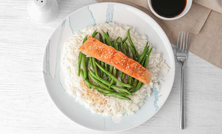 Ryż jaśminowy z łososiem i fasolką szparagową. Przepis na zdrowy obiad