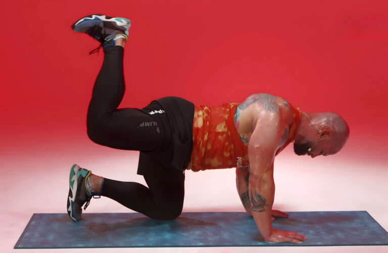 Trening HIIT 30 minut. Ćwiczenia interwałowe w domu