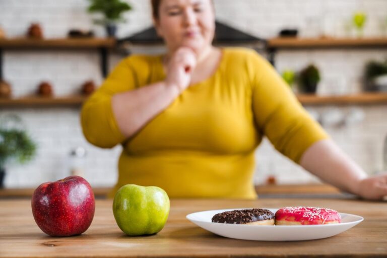 Stłuszczenie wątroby – czego unikać i co jeść na regenerację? Rady dietetyka