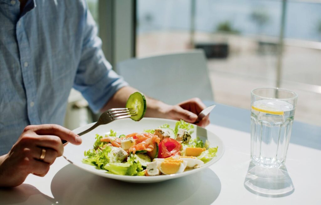 Co jeść na bolące stawy? Sprawdź, co radzi dietetyk
