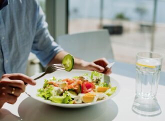 Co jeść na bolące stawy? Sprawdź, co radzi dietetyk