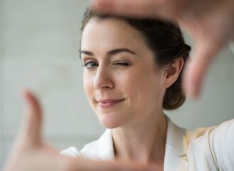 Jak naturalnie zlikwidować „chomiki” na twarzy? Ekspertka tłumaczy, dlaczego warto zacząć od masażu i jogi twarzy