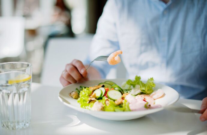 Jedzenie dla dobrostanu: Lekkie i proste przepisy na lato. Jak jeść bez gotowania