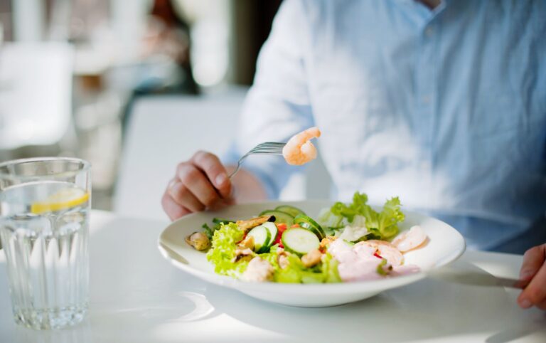 Jedzenie dla dobrostanu: Lekkie i proste przepisy na lato. Jak jeść bez gotowania