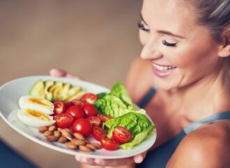 Dieta na niedoczynność tarczycy. Dietetyk omawia objawy i radzi, co jeść