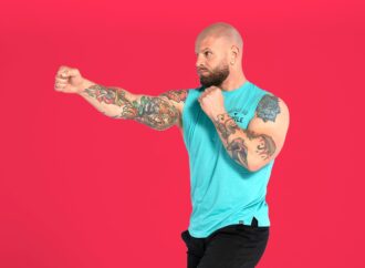 Trening z gumami oporowymi na klatkę, ręce i plecy – ćwiczenia z długą gumą