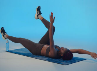 Trening na górne partie mięśni bez sprzętu: smukłe ramiona & płaski brzuch