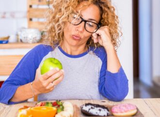 Emocjonalne jedzenie. Dietetyk radzi, jak pokonać zajadanie stresu