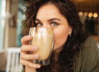 Poranek o smaku czekolady – 3 powody, dla których warto ją dodać do śniadania