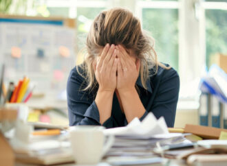 Sygnały, że masz zbyt wysoki kortyzol! Objawy i jak go obniżyć? Dietetyk radzi