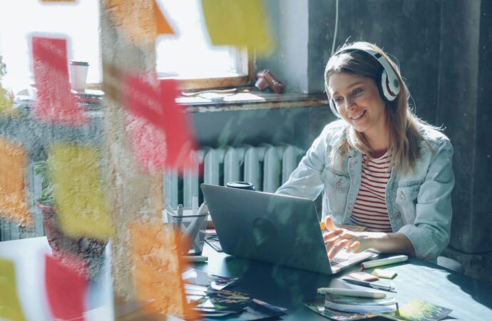 Dzieci i młodzież a sztuczna inteligencja: zagrożenia i bezpieczne granice. Jak wprowadzać młodych w świat AI?