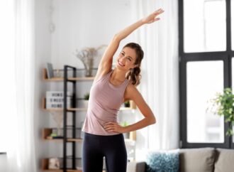 Gimnastyka poranna: 5 minut i 5 ćwiczeń, które budzą ciało i umysł