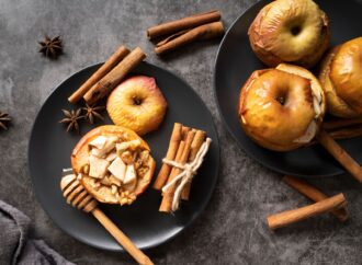 Pieczone jabłko z cynamonem i twarożkiem waniliowym. Deser i smaczna przekąska