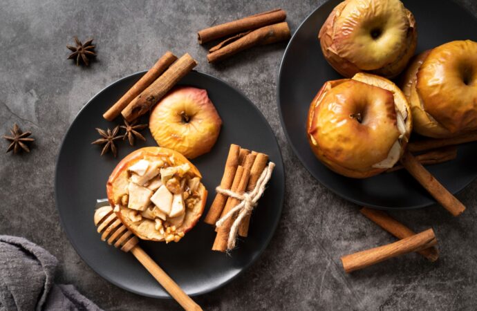 Pieczone jabłko z cynamonem i twarożkiem waniliowym. Deser i smaczna przekąska