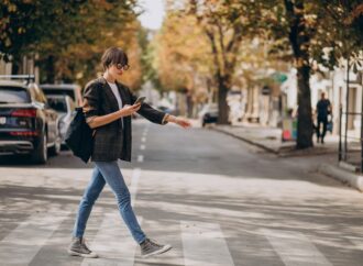 Dlaczego dłuższy spacer działa lepiej niż kilka krótkich? Bo nie tylko ilość kroków w ciągu dnia ma znaczenie