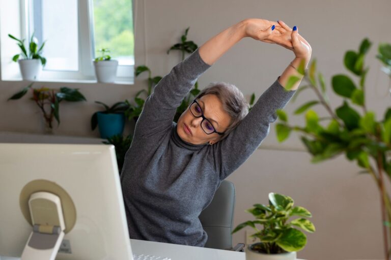 5 prostych ćwiczeń przy biurku, które odciążą plecy i poprawią samopoczucie