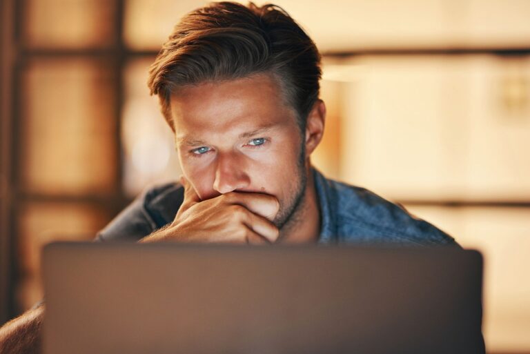 Chatbot jako terapeuta? Sprawdź, jak AI wspiera w psychoterapii. Na co uważać?