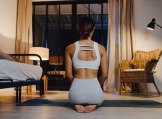 Lekkie ćwiczenia przed snem, które pomogą Ci się wyciszyć i dobrze spać