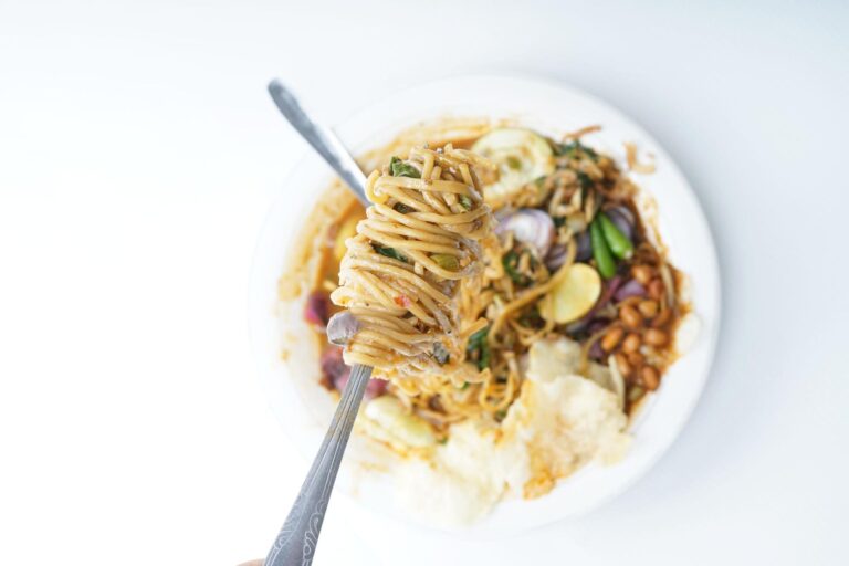 Makaron pełnoziarnisty z tofu, sosem sojowym i warzywami. Pomysł na obiad