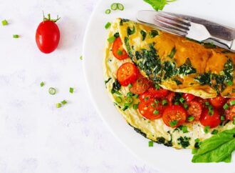 Omlet z ricottą, pomidorkami i szpinakiem. Szybkie śniadanie na ciepło