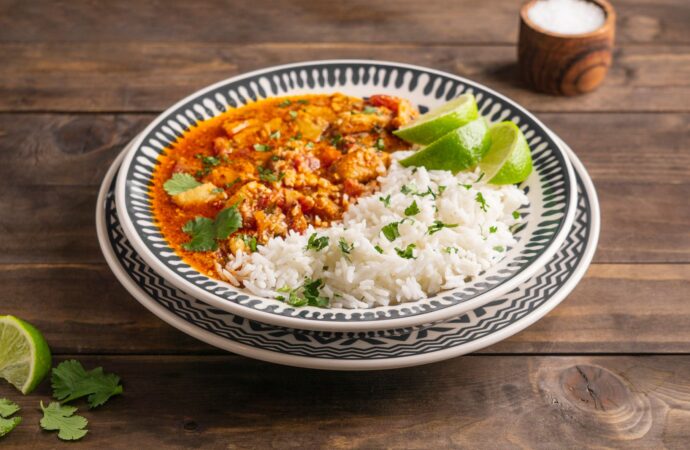 Ryż jaśminowy z indykiem w sosie curry i warzywami. Przepis na szybki obiad