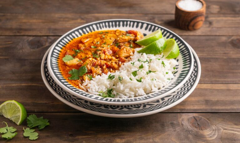 Ryż jaśminowy z indykiem w sosie curry i warzywami. Przepis na szybki obiad