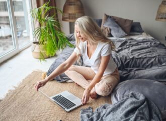 Wirtualna przyjaciółka AI: czy sztuczna inteligencja zastąpi relacje? Jak znaleźć balans między technologią a bliskością